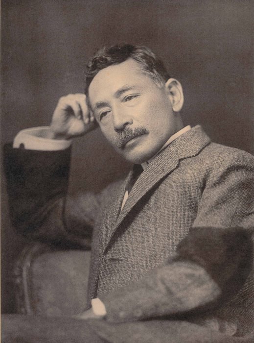 Un 9 de febrero de 1867 nacía en Tokio el novelista, poeta y profesor Natsume Kinnosuke, o #NatsumeSoseki, reconocido por ser autor de novelas como 'Kokoro', 'Soy un gato', 'Sanshiro', o 'El caminante'. Soseki murió el 9 de diciembre de 1916, con tan solo 49 años de edad.