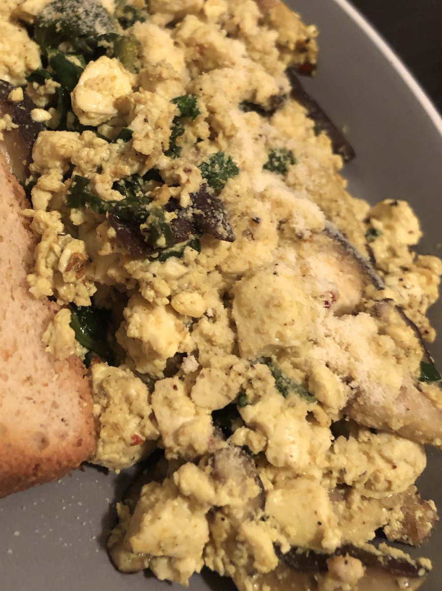 thechillvegan's tweet photo. Mushroom and spinach tofu scramble with the suggestion of toast on the side. #vegan #breakfast https://t.co/yaSaujFiL4