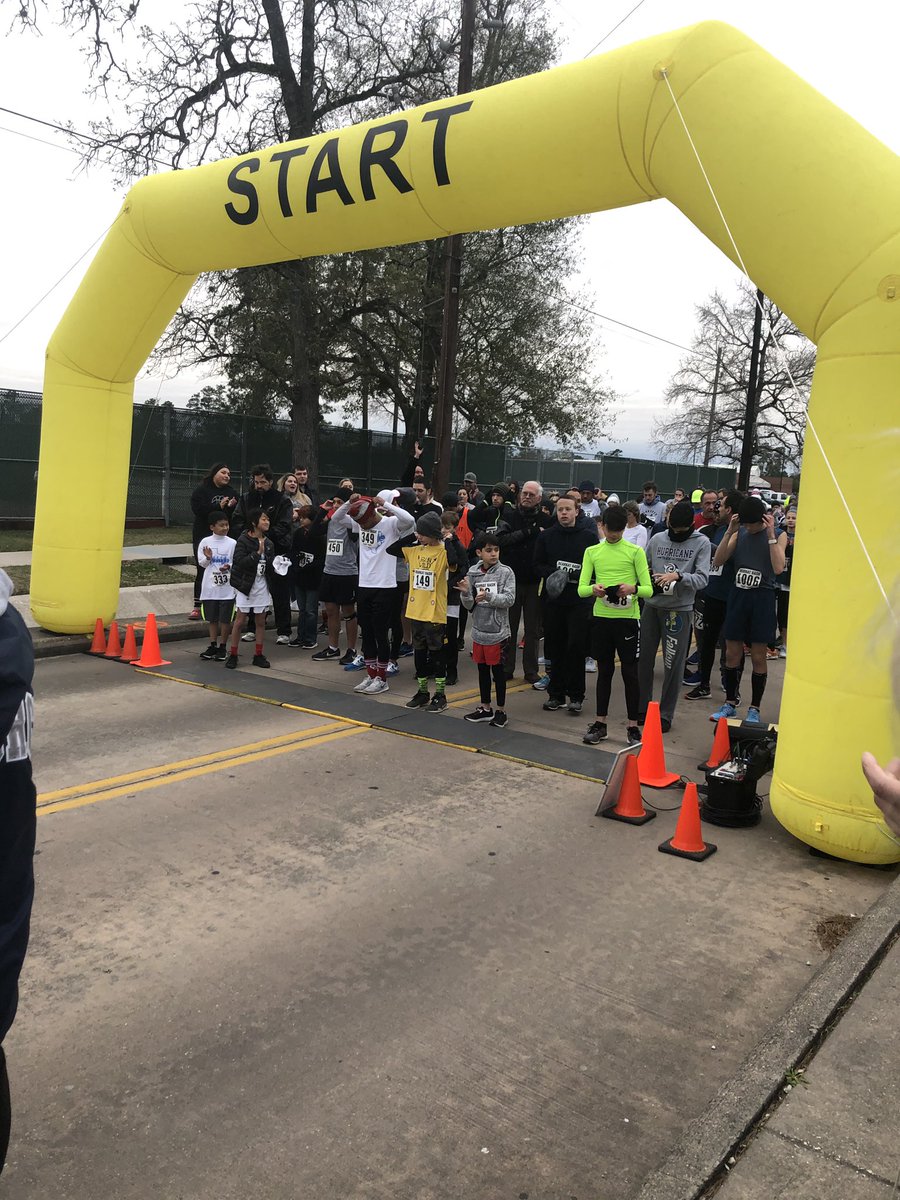 Great Bearkat Bash this morning ! Awesome volunteers and runners ! # kleinisd