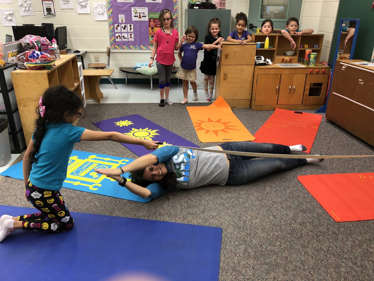 amsforjams's tweet photo. Yoga limbo &amp; heart opener poses for Valentine’s Day! #IRESEDEP #IRESthebest #kidsyoga #kidsyogainstructor https://t.co/7BIzm8niiU