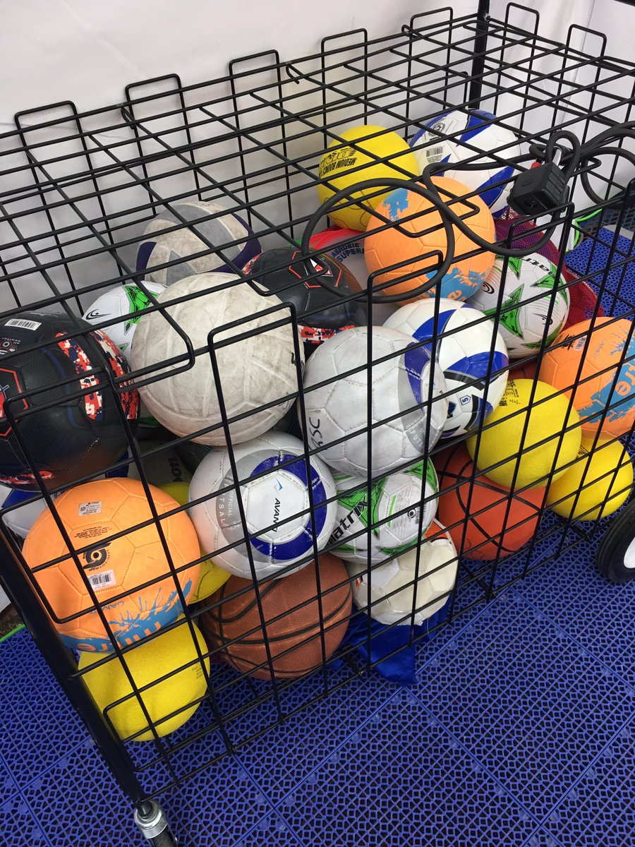 MaulerMauler's tweet photo. Release the balls!! @hopevballottawa Winterfest is ready to go!! See you at @RideauSports! @newhot899 https://t.co/DNyhpF0EbA