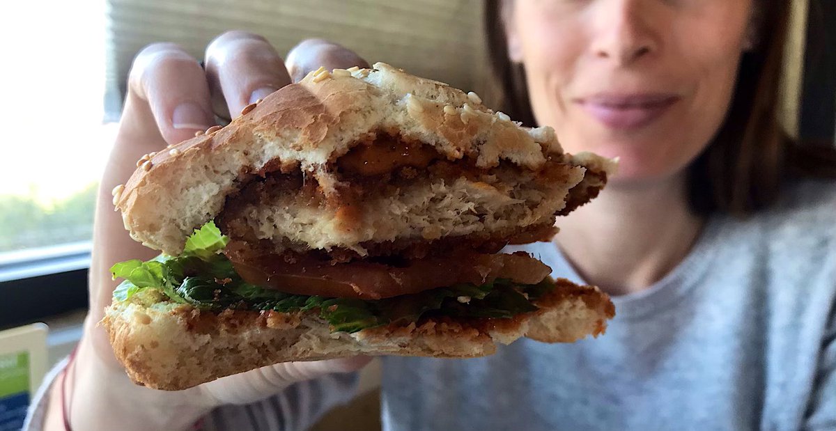 SomethingBtr's tweet photo. Nothing like going to Loving Hut, a highly-reviewed Vegan restaurant in Phoenix, and paying $10 for a microwaved Morningstar Farms Chik Pattie, a soggy tomato slice and lettuce. C’mon bruh, really? https://t.co/vThdp0uwcj