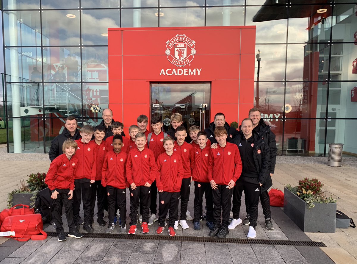 AberdeenFCYouth's tweet photo. Fantastic experience for @AberdeenFC 2006 squad playing against @ManUtd this morning &amp; afternoon. Early start well worth it &amp; we all look forward to playing again tomorrow. #Memories https://t.co/UOhzOmTKOb