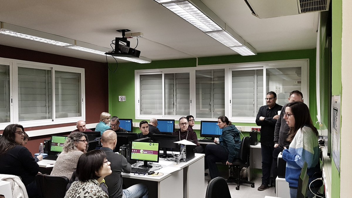AjuntamentBerga's tweet photo. Aquest matí hem iniciat les accions de formació a entitats amb una sessió dedicada a la comunicació 2.0 per a què les associacions locals puguin donar-se a conèixer a l'entorn digital, interactuar amb els seus públics i difondre continguts de qualitat i de forma atractiva https://t.co/NC6KY6GFpI