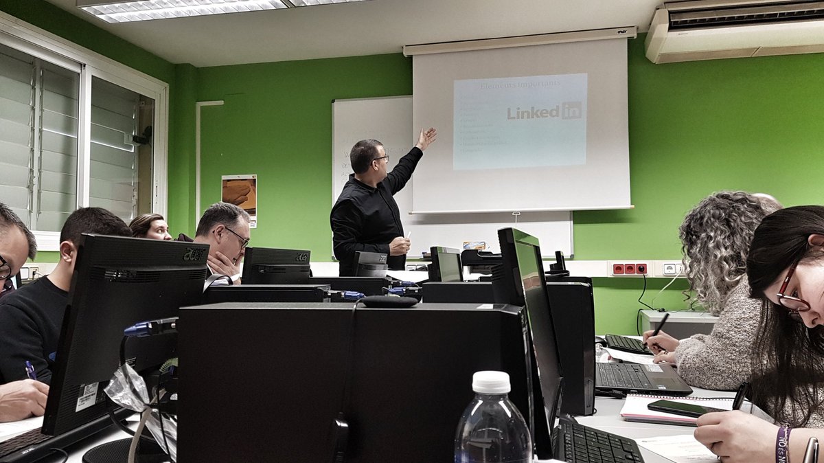 AjuntamentBerga's tweet photo. Aquest matí hem iniciat les accions de formació a entitats amb una sessió dedicada a la comunicació 2.0 per a què les associacions locals puguin donar-se a conèixer a l'entorn digital, interactuar amb els seus públics i difondre continguts de qualitat i de forma atractiva https://t.co/NC6KY6GFpI