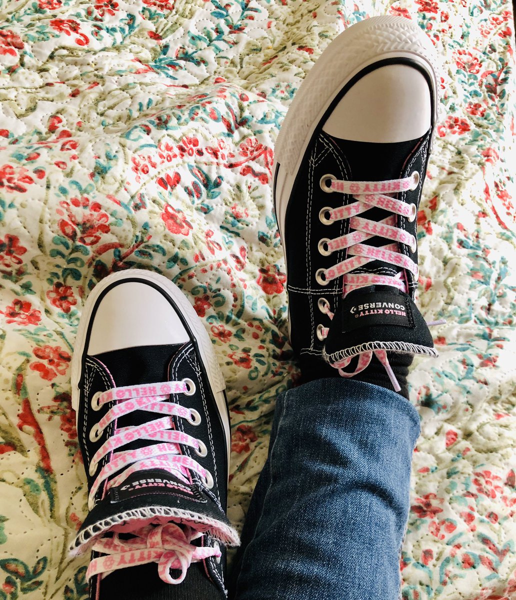 paulanamd's tweet photo. Les amo con todo mi ser!!😍🎁👟🤩 #sneakers #hellokittylover #conversexhellokitty #autogift #inlovewithyou #converse https://t.co/WZRFLG5EWl