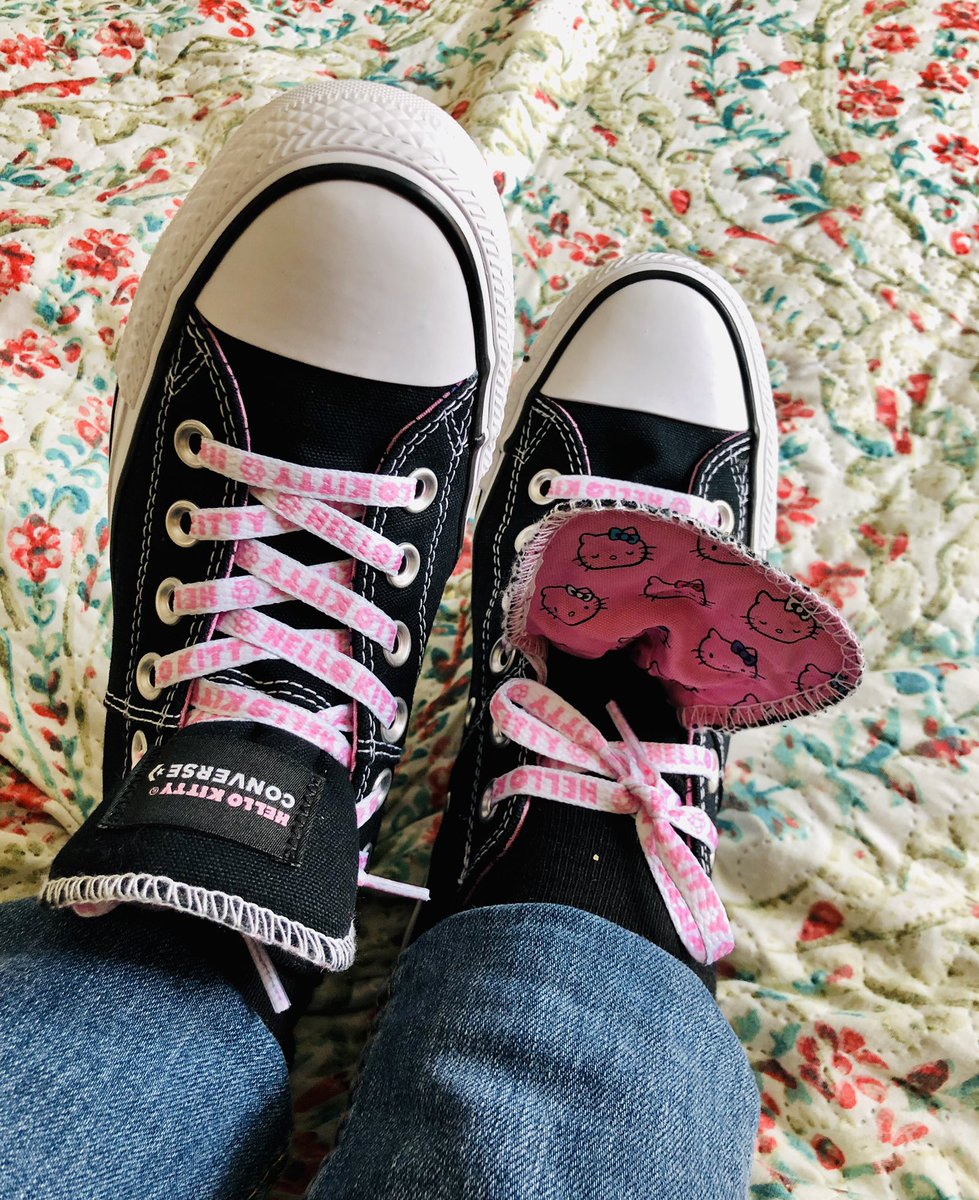 paulanamd's tweet photo. Les amo con todo mi ser!!😍🎁👟🤩 #sneakers #hellokittylover #conversexhellokitty #autogift #inlovewithyou #converse https://t.co/WZRFLG5EWl