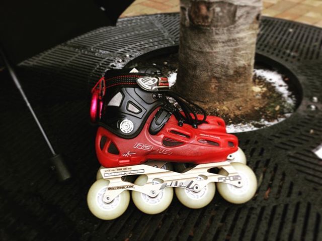 sk8er_trueno's tweet photo. 朝滑しようとブーツを持って出たが、思ったより降り始めが早かったので滑れなかった (´・_・`)
#rollerblade #rb10 #custom #hotrodframe #245 #limitededition #flyingeagleskates #lazerwheelz #orange https://t.co/1cRUMnnIRI https://t.co/eQ4MgPBisS
