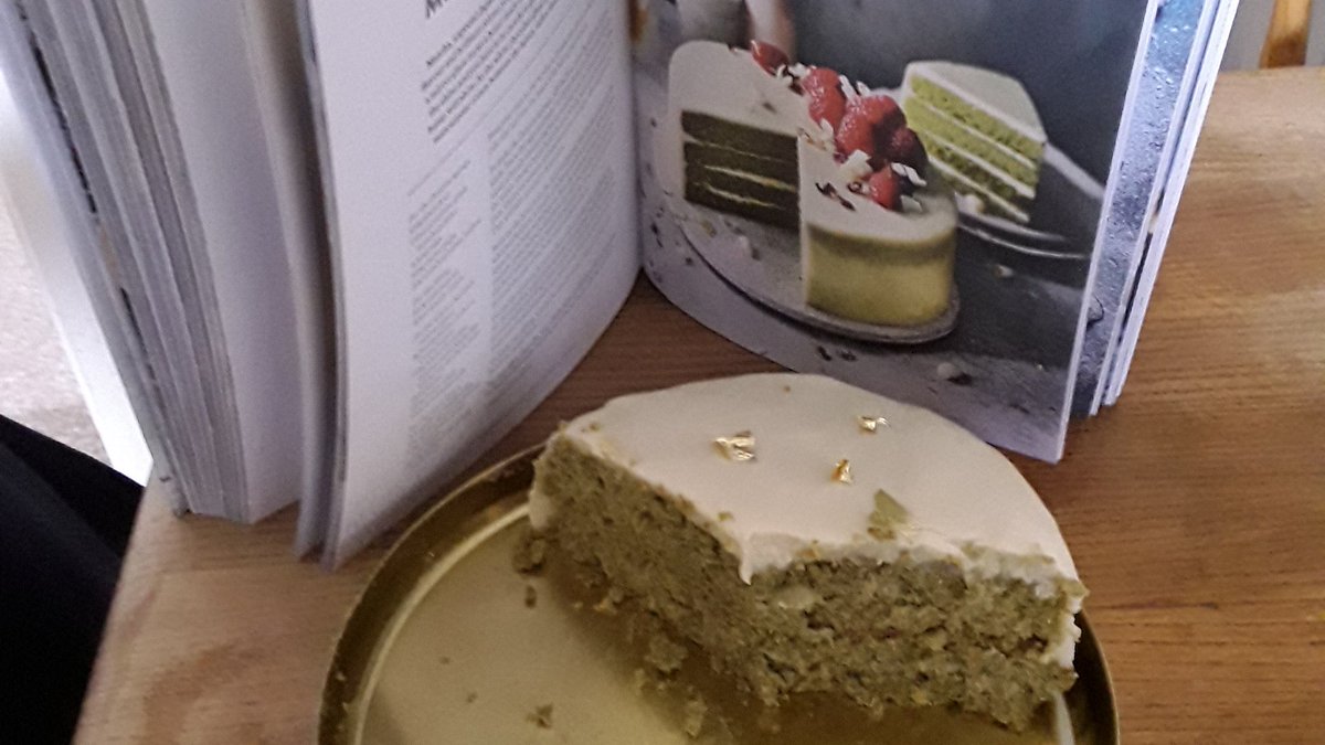 ANLecturer's tweet image. Lol, the big increase in #PartTimeStudents in Wales following implementation of the #DiamondReview by @wgmin_education might have more to do with the bigger turnout 👍🏴󠁧󠁢󠁷󠁬󠁳󠁿👩‍🎓
It&apos;s great to have critical mass for group work 😊👩‍🏫😊
(I&apos;m sure the cake helps 😉🍰)