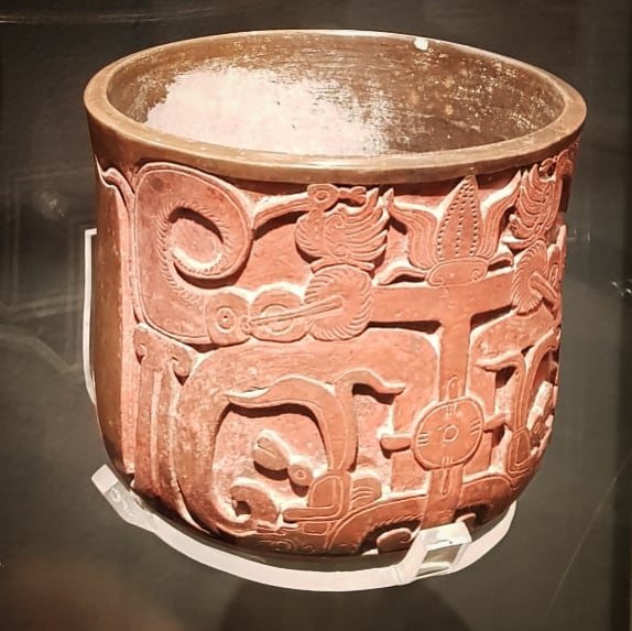 MiCorazonMexica's tweet photo. A Mayan vessel from Oxkintók in the Yucatán, from between 200 BC and 600 AD, in the Chocholá style. It depicts the cosmic tree emerging from the underworld, crowned by birds. #mayanart #ancientmaya #cosmictree https://t.co/LcAXFOwl34