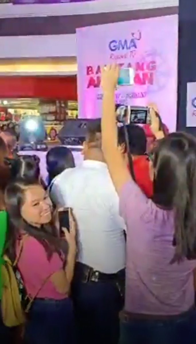 Sunflower_Lux's tweet photo. I WAS REALLY MULTI-TASKING KANINA. All for @2002kyline 🙈❤

Grabe ang hirap pagsabayin ung pagkuha ng pictures tapos video hahaha. Anong camera (hindi phone) ung pwedeng magvideo tapos picture at the same time? 

#inagawnabituin2daysTogo https://t.co/0e69Hs3zmm