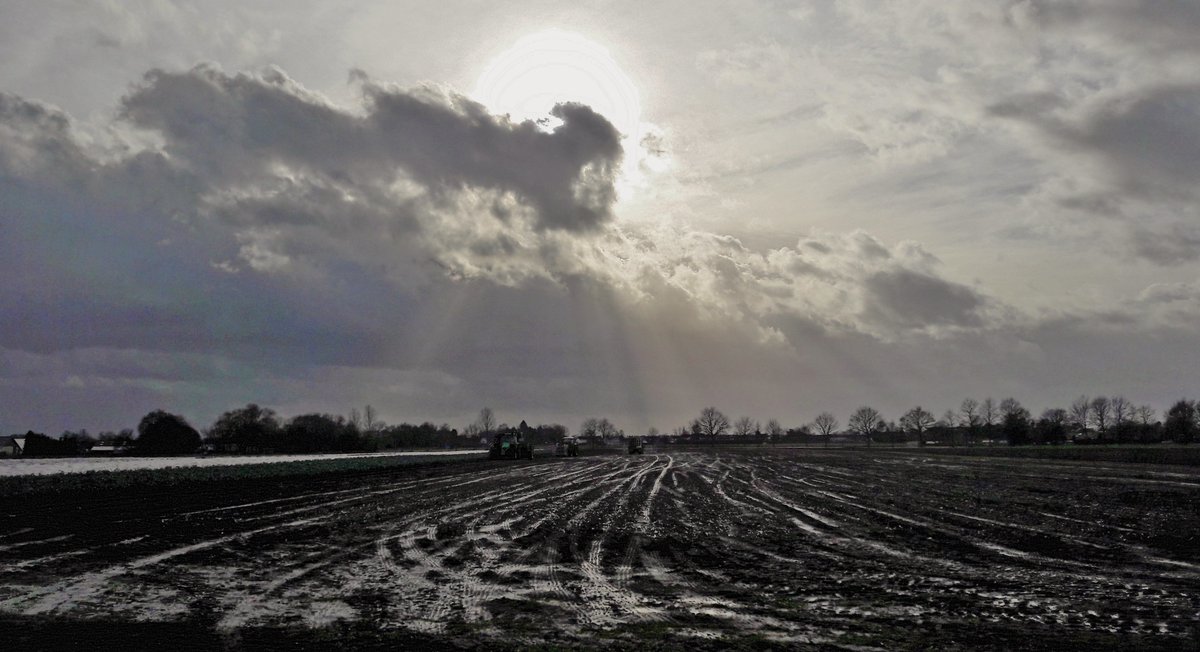 inja5248's tweet photo. Vanmiddag droge en mooie momenten maar....🌥️☔️
de regen had de overhand, magnifieke luchten 🌦️🌧️💨🌬️
tussen #Hingen en #Peij
"waat 'nne pratsj" 🥾🥾
@hetweerlokaal
@BuienRadarNL
@helgavanleur
@MeteoGroupWeer
@NOSWeer
@KNMI
@weeronline
@MeteoLimburg
@Weerplaza https://t.co/7at2qwsmOe