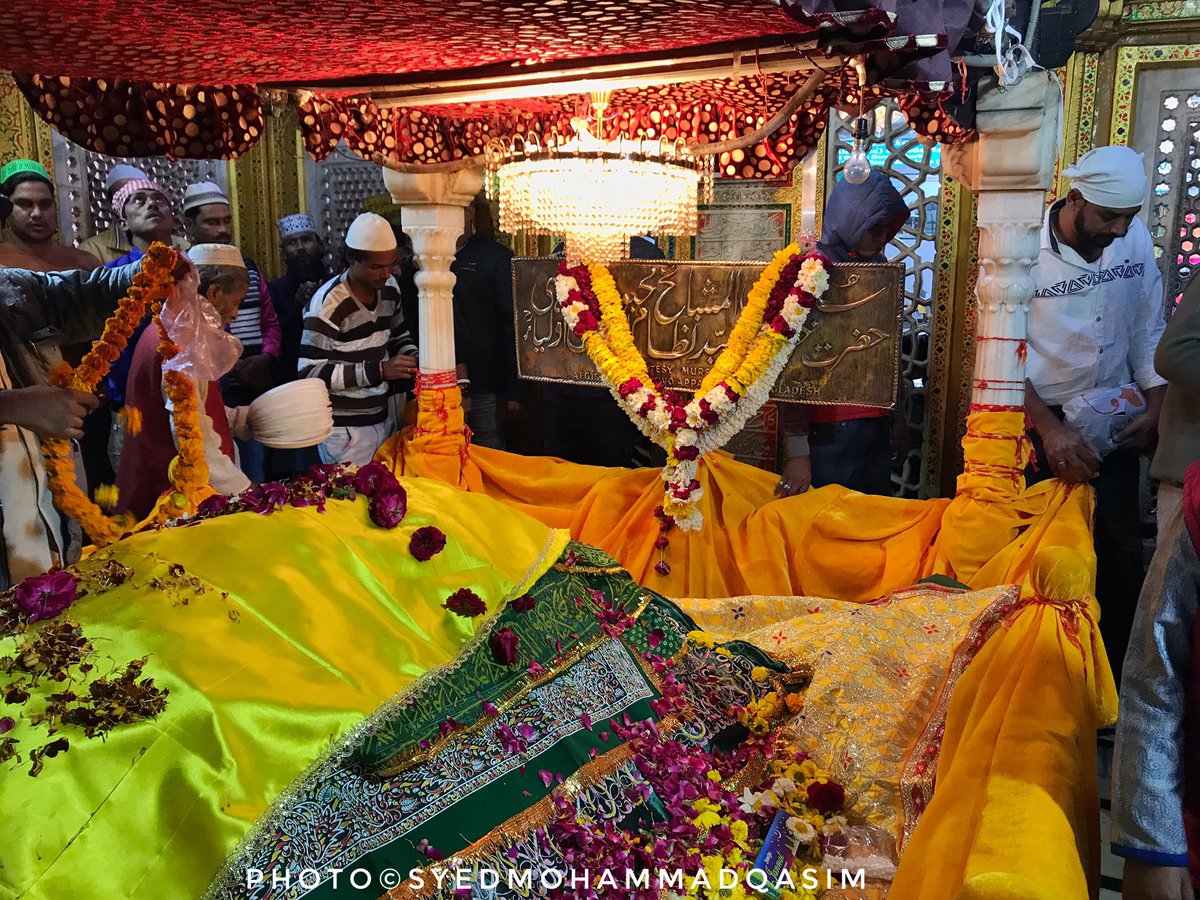 Sufi Basant Celebrated at Dargah Hazrat NizamuddinAulia Rahmatullah Alaih today in #Delhi . The entire Dargah came alive with flood of Yellow.
Sakal ban phool rahi sarson,
Ambva boray, tesu phulay,
Koyal bolay daar daar,
Aur gori karat singaar,
Malaniyan gadhwa lay aayin karson.