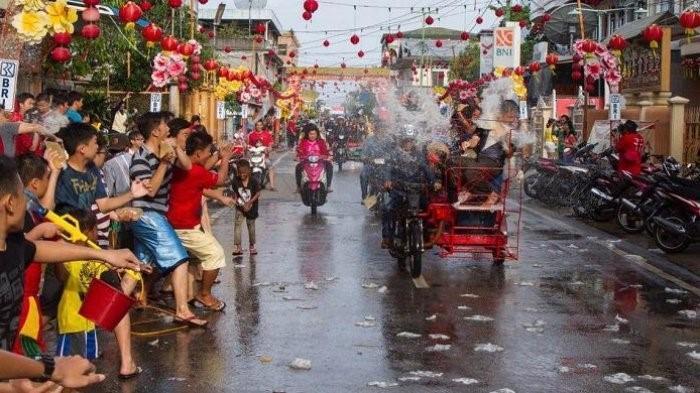 melayupedia's tweet photo. Tradisi Cian Cui : Festival Perang Air di Selatpanjang Rayakan Imlek https://t.co/fDWm3NSj5S https://t.co/a8HYkYcLDJ