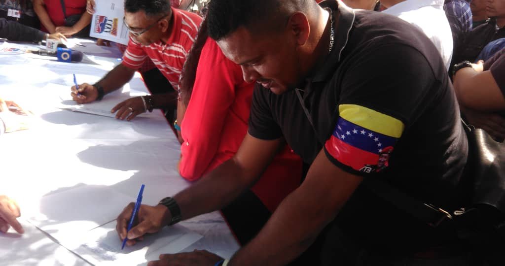 #09Feb | ¡VAMOS A FIRMAR! Tenemos hoy la importante tarea de mostrar nuestro apoyo a la Revolución Bolivariana y de rechazar cualquier intento de intervención extranjera #VenezuelaFirmaContraLaGuerra  #CLAPCasaPorCasa