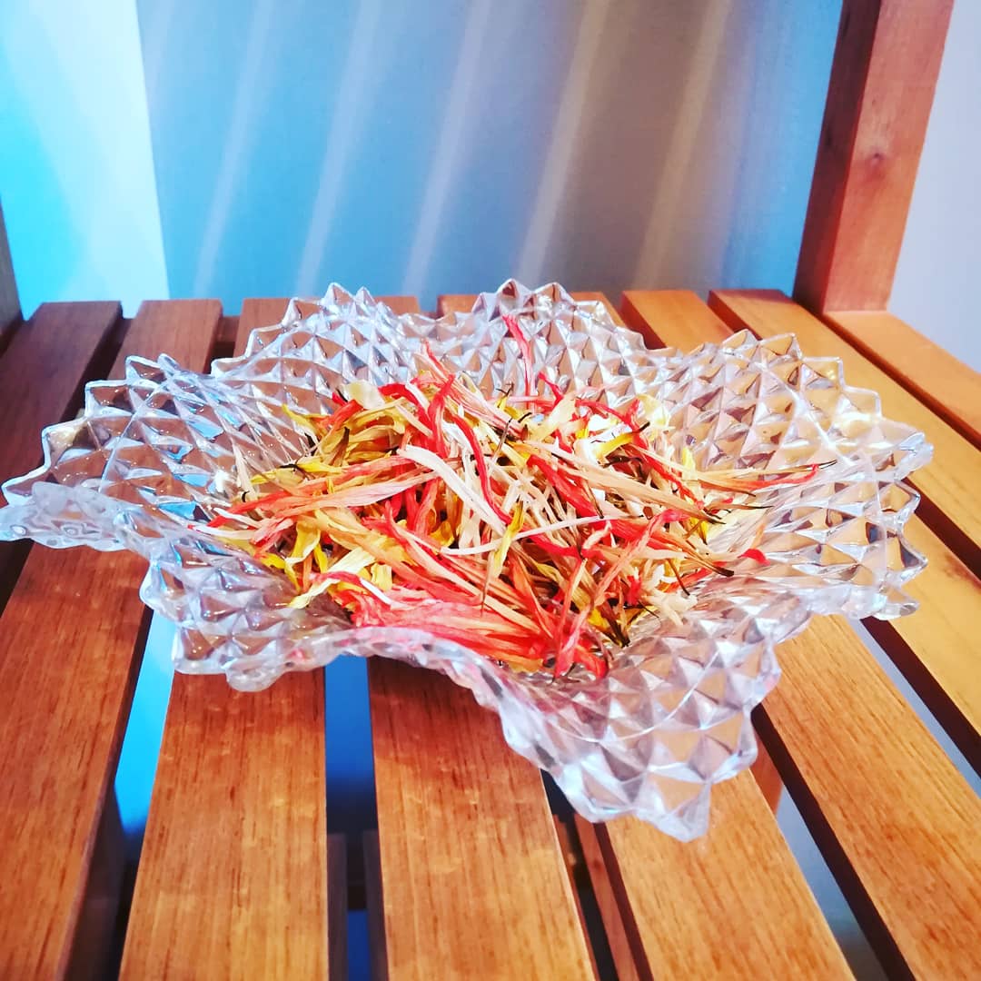 Cricri261's tweet image. I reused my flowers doing this potpourri. It smells good and I love the colours! #seconduse #zerowaste