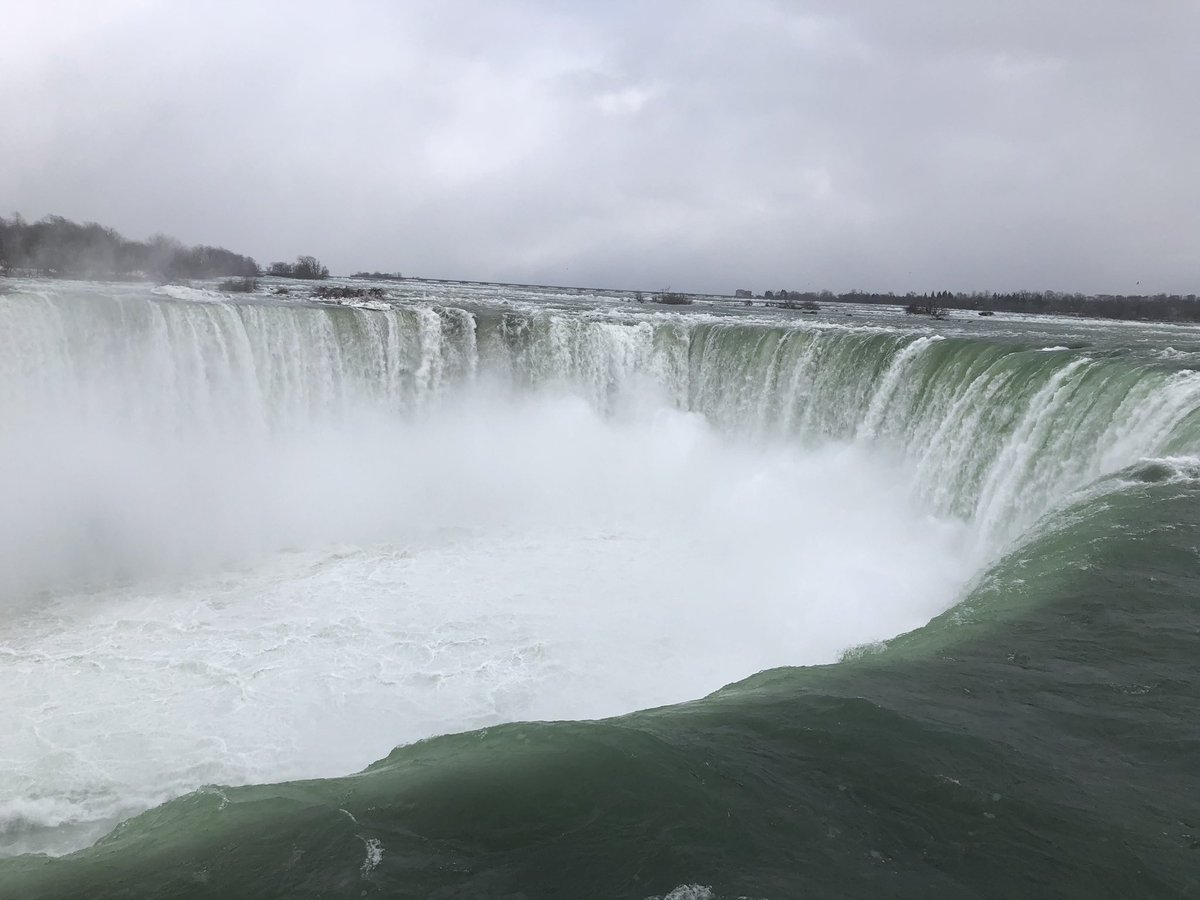 nasuhmahruki's tweet image. Değerli Dostlar, Kanada’dan, Niagara Şelalesinden hepinize sevgiler. Dün benim için özel bir gündü. Seminerlerimde yalnızca bir cümlemi ikinci kez tekrar ederim; Hayatınızda en son ne zaman yeni bir şeyi ilk defa denediniz? Dün ilk kez Niagara’yı gördüm ve bu muhteşem bir duygu.