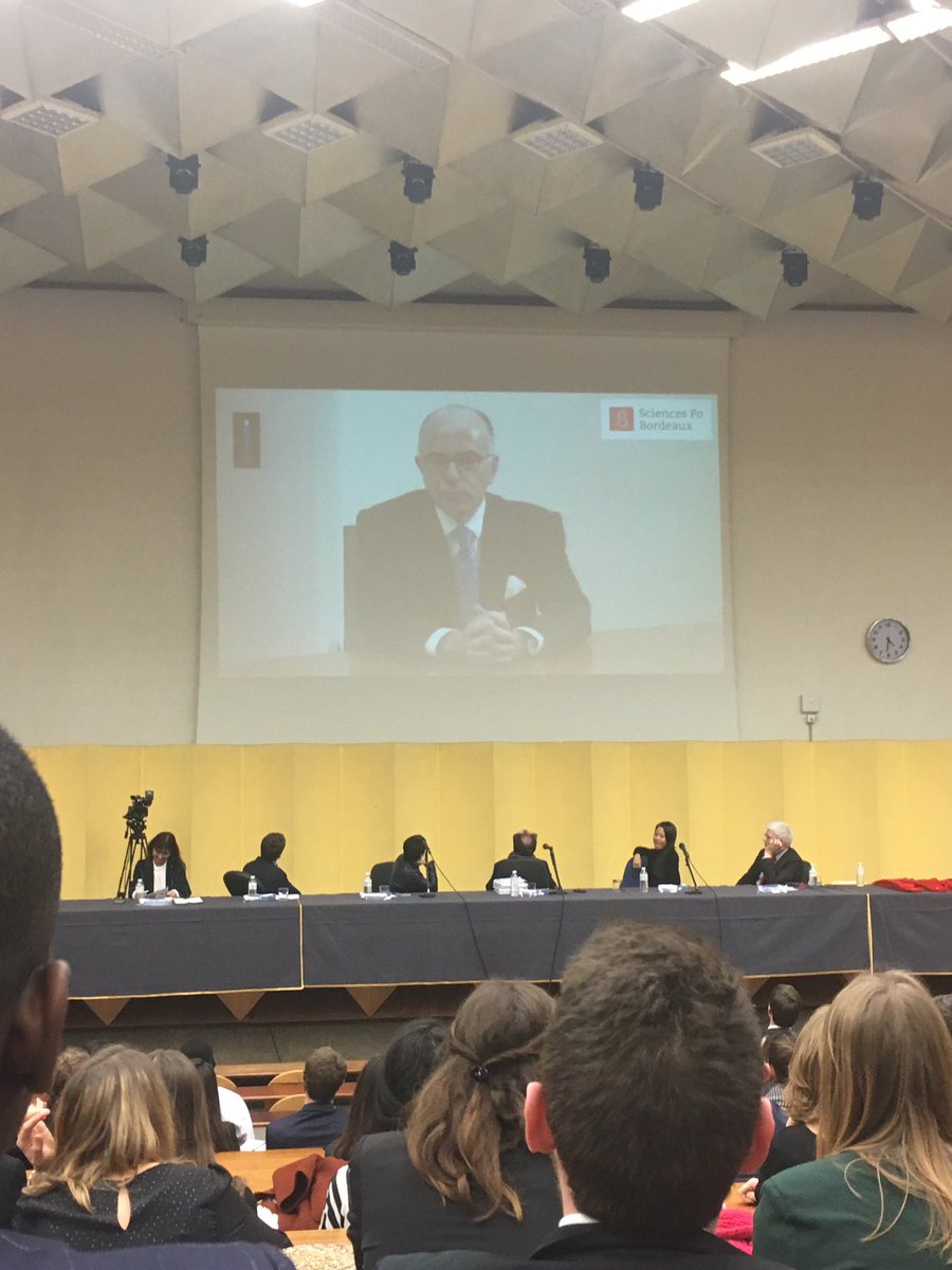 julie_cazalis's tweet photo. Un secret bien gardé ! Quel bonheur de faire partie de la Promotion 2018 parrainée par un très grand homme : @BCazeneuve, diplômé 1985 @ScPoBx 🤩 Une belle remise des diplômes qui démarre... ⚫️🔴 #sciencespobordeaux #ScPoBx @Scpobx_Alumni https://t.co/PCz0BGUY3H