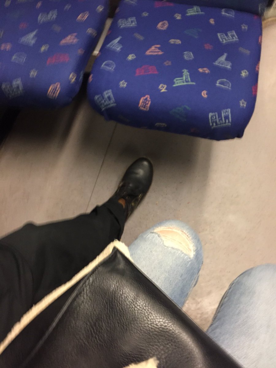 MoaLinneaG's tweet photo. Klassisk manspreading https://t.co/aVqMtCMlZo