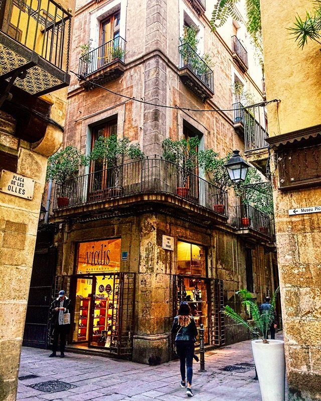 comomolabcn's tweet photo. Plaça de Les Olles 😍 El Born. Descubre todos sus encantadores rincones.
..........................
➡️ Síguenos en @comomolabarcelona
👍 Etiqueta tus fotos con #comomolabarcelona
.
Etiqueta a alguien con quien te gustaría visitarlo.
Tag someone you'd l… https://t.co/XAssxqCMav https://t.co/5vc53BfOSf