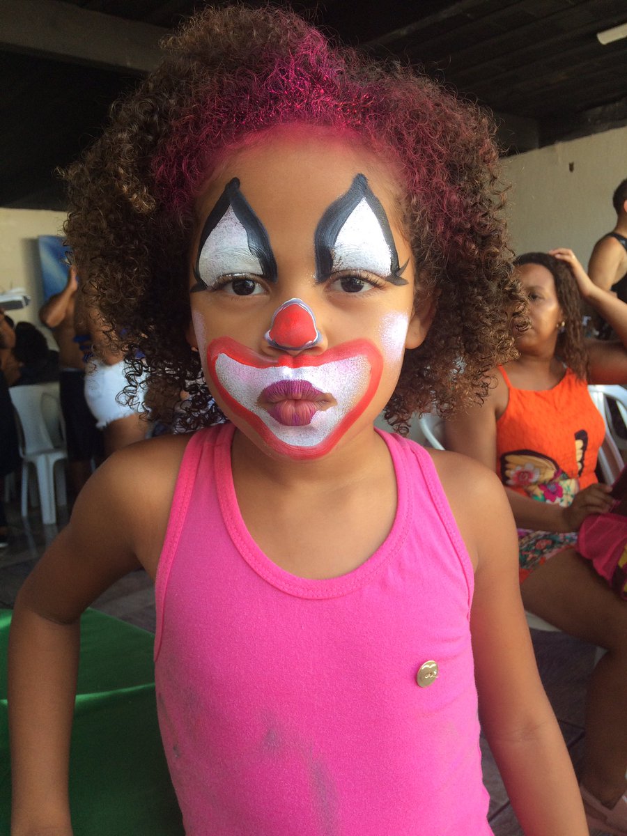 karol_kacheada's tweet photo. Como a criança faz uma make dessa na festa . https://t.co/ZWkjKBAcne