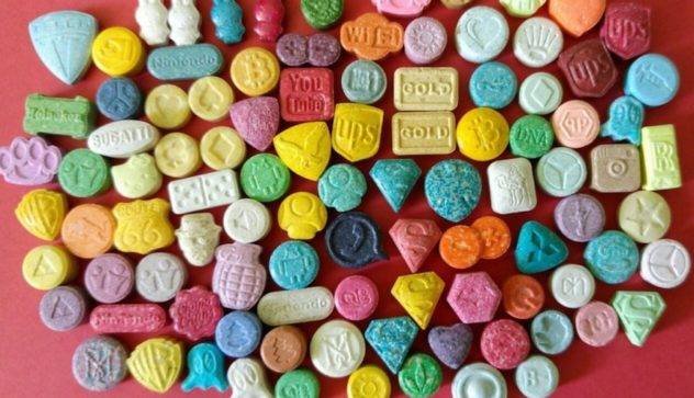 tiffolo's tweet photo. Secondo @Striscia #RollsRoyce=#Ecstasy.
Allora anche Nintendo, Youtube, Instagram, Whatsapp, gold, UPS, wifi, 🧬, chupachups, WarnerBros, Route66, Bugatti, Ferrari, Mitsubishi, Mercedes, bomba a mano, Bitcoin, ☀️, ❤️, amore, 1UP, 🍄, Domino, 👻, corona #Sanremo2019 #Sanremo https://t.co/aZ3QzHZ14Z