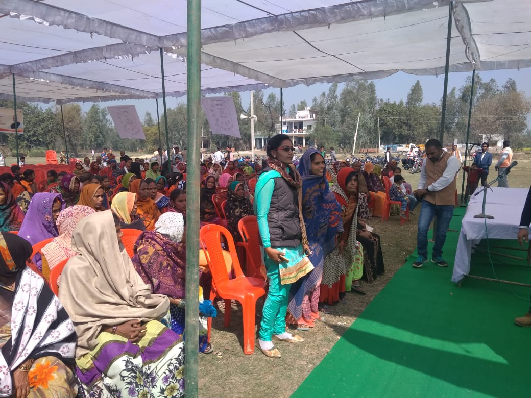 DNO_AMETHI's tweet photo. Hon'ble Union Cabinet Minister of Textiles @smritiirani interacted with @PMUjjwalaYojana beneficiaries of Amethi at Pidhi &amp; Chhoton during Ujjwala Swabhiman Utsav @RajeshKTiwary1 @Rg03Goel  @yourschaudhary https://t.co/RW7Oa67fbd