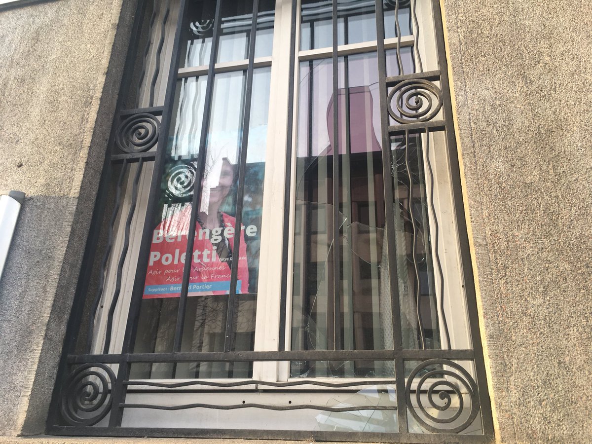 ameliegirard's tweet photo. Les gilets jaunes s’en sont pris à la permanence de la députée Bérengère Poletti, en lançant des projectiles. Une fenêtre est cassée https://t.co/40VSDJKQsE