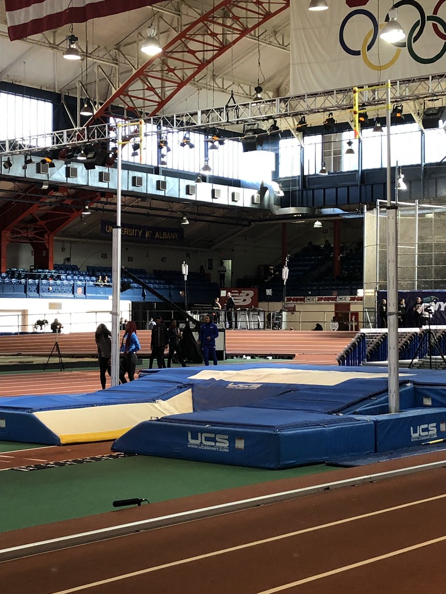 AVCMorry's tweet photo. Great warmup for @Rhett_109 and @HazeFarmer here at Millrose! Bar goes up soon. #finishtheweekendstrong https://t.co/L6V5gNZexP