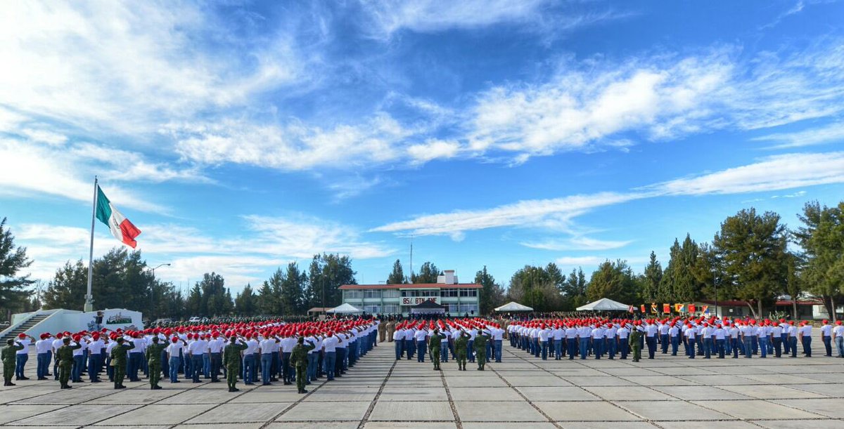 AispuroDurango's tweet photo. Agradezco la invitación a acompañar a los jóvenes en la Ceremonia de Bienvenida e Inducción al personal de soldados del #SMN clase 2000, remisos, mujeres voluntarias y conscriptos encuadrados en el primer escalón de adiestramiento de la 3ra. Compañía Regional 2019. https://t.co/PcpTdqOHk2