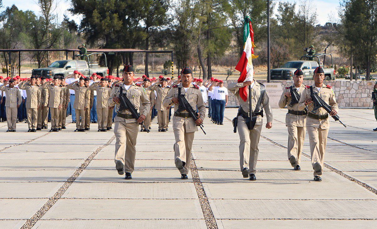 AispuroDurango's tweet photo. Agradezco la invitación a acompañar a los jóvenes en la Ceremonia de Bienvenida e Inducción al personal de soldados del #SMN clase 2000, remisos, mujeres voluntarias y conscriptos encuadrados en el primer escalón de adiestramiento de la 3ra. Compañía Regional 2019. https://t.co/PcpTdqOHk2