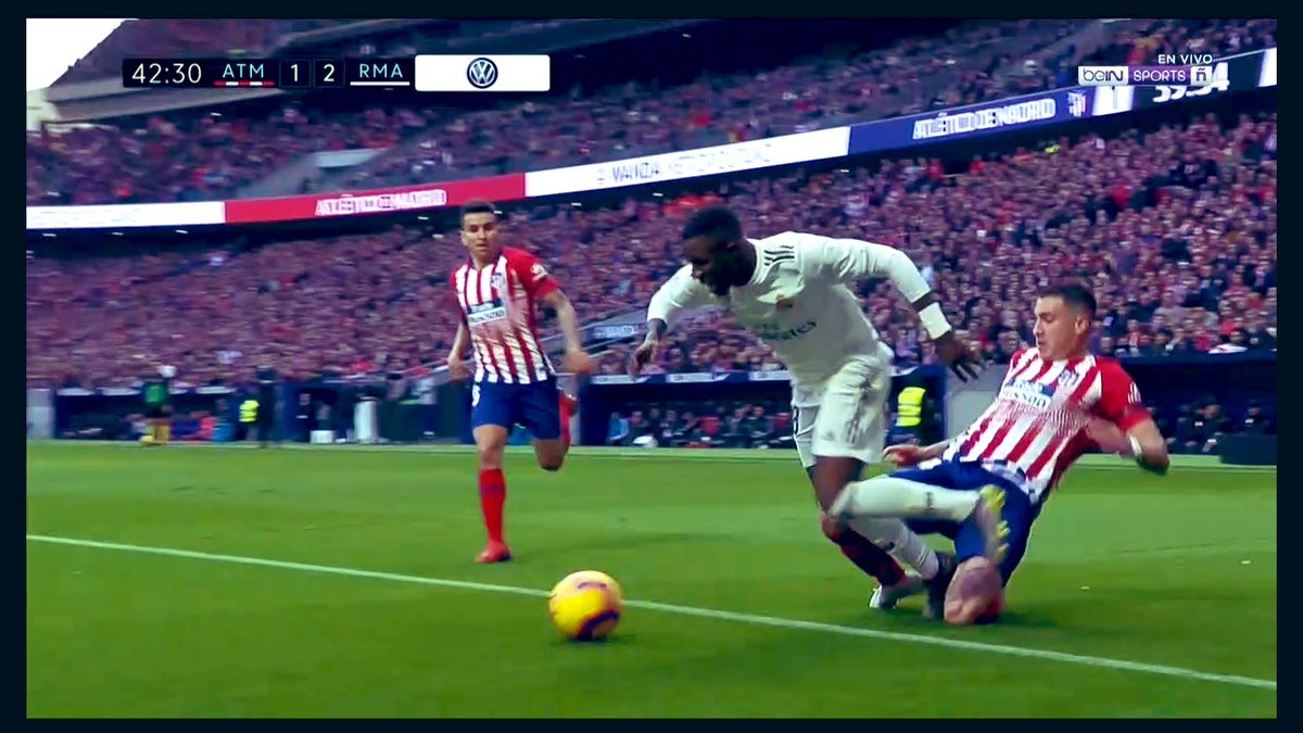 JoseBauz's tweet photo. Esto lo acaban de pitar en España como falta dentro del área luego de apoyarse en el VAR. La culpa no es del VAR, es incompetencia humana. https://t.co/5FwJmr3Oi6