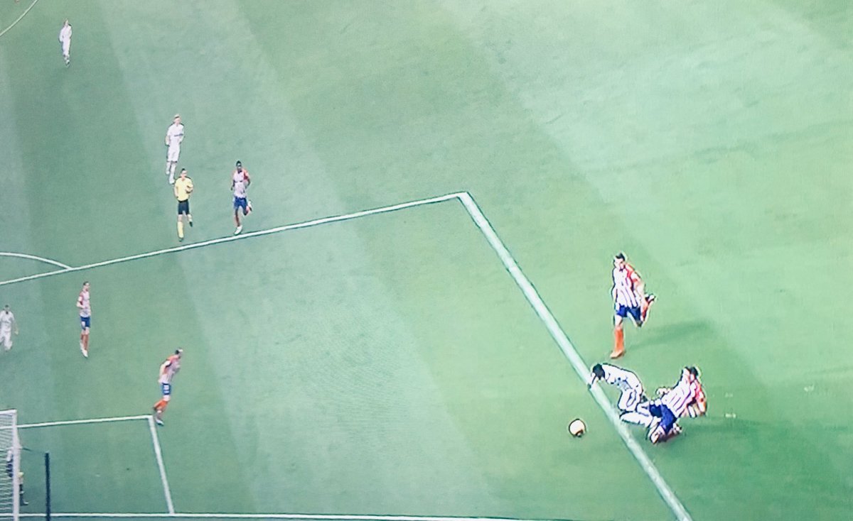 pacogcaridad's tweet photo. Como de decía antes, juzguen ustedes. NO es penalty. Si se lo hacen al Madrid..... https://t.co/kYXEmZNXpC