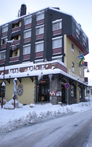 CarlitHotel's tweet photo. Quand le Carlit Hôtel*** personnalise votre #SéjoursSki à souhait pour faire vivre une expérience d'exception, c'est toute la famille qui est ravie !

Réservez votre séjour et venez nous retrouver autour de la cheminée pour un moement de convivialité.

https://t.co/GMdK4EpUWP https://t.co/zWmWGwsazX