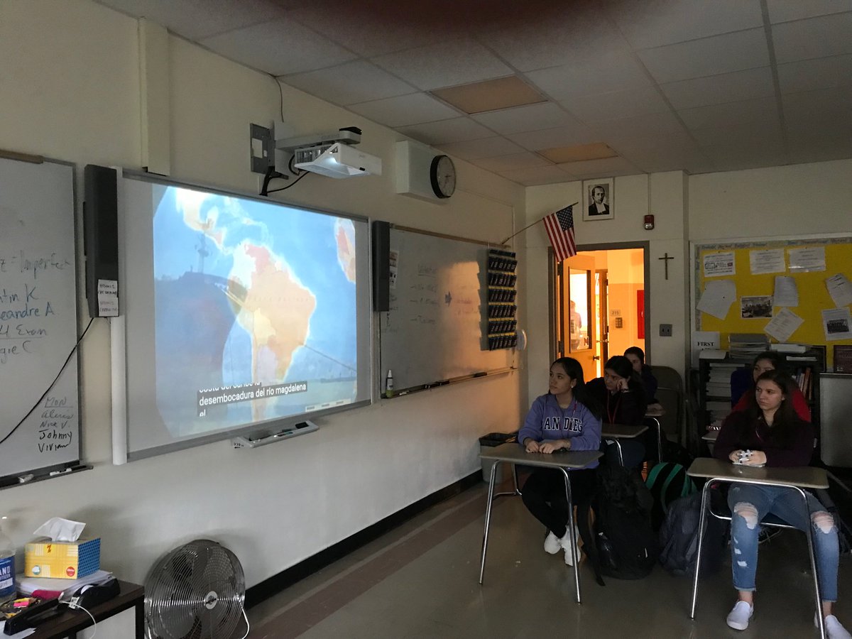 RedHawk_Spanish's tweet image. February means Carnaval! Our attendees learned a little bit about the history of Carnaval in Latin America and made Colombian masks. #Carnaval2019 #spanishclub