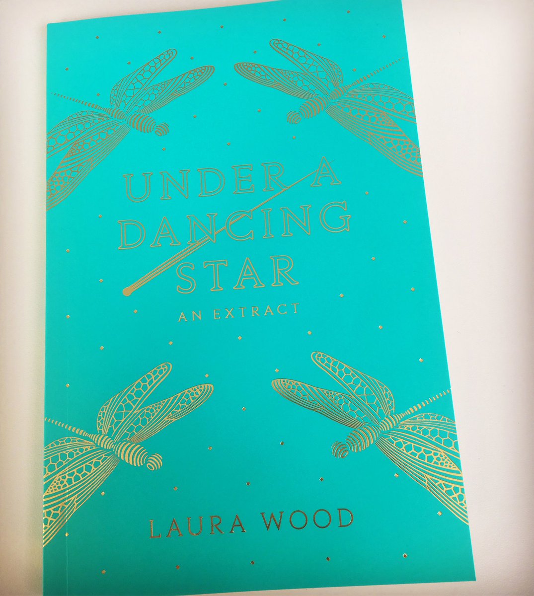 Under a dancing star de Laura Wood Dy-s8ZJX0AMKvQ5