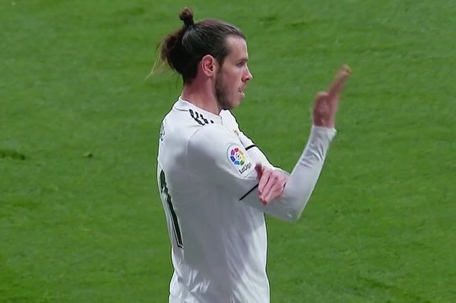 Bale lleva 6 años riendose del real de madrid y no contento ahora les hace un corte de mangas a todos sus aficionados...jajajaja mi ídolo
