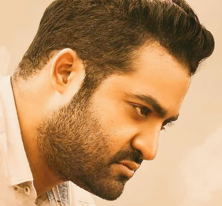 Prasunabandla1's tweet photo. Just His Photo is enough to create records.....NTR Fans ahh majaakaa dhummu leputhunnaruga🤙🤙🤙🔥🔥#MassGodNTRBdayIn100Days #JaiNTR #NTR #fansonfire https://t.co/N1ZscKfd8n