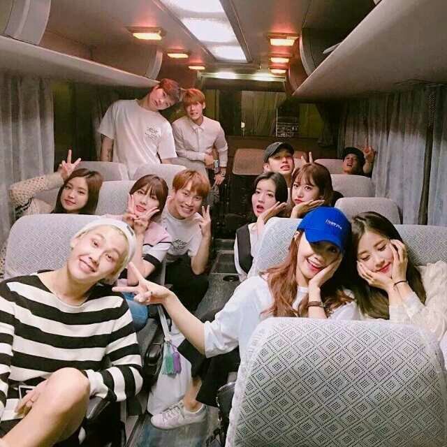 yejiapsa0731's tweet photo. BTOPINK wins above all groups when it comes to bg-gg idols interactions
This kind of friendship is so goals

They were so close to each other enough to ship some of their members but no one's telling any sh*t about it

Melos and Pandas are so cool with it
I love this fandoms💙❤ https://t.co/0XUY3KabQS