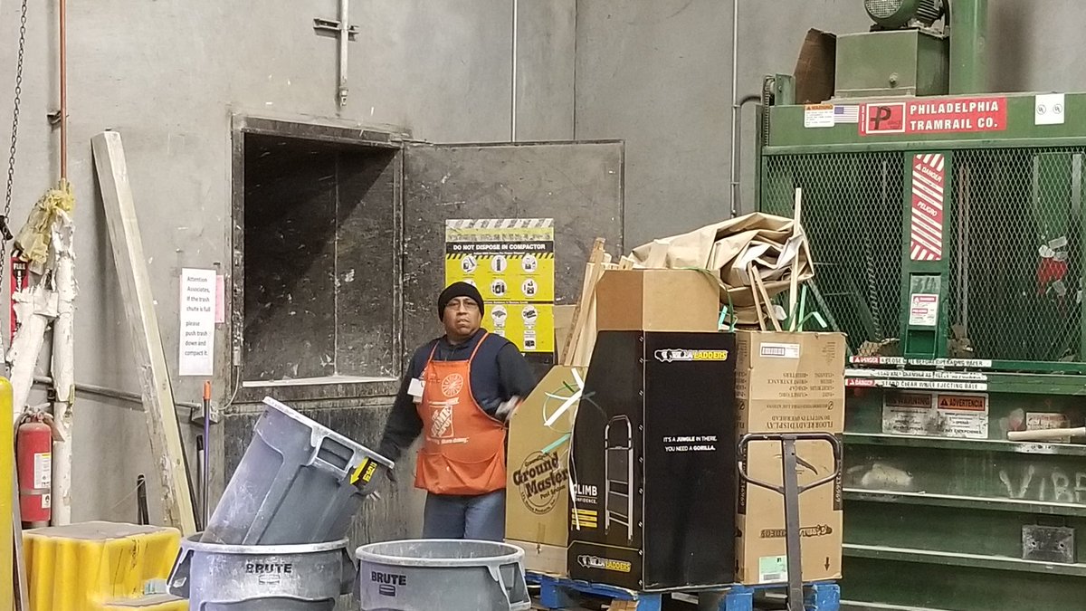 Observed several associates coming back to receiving, he was the only one who asked for my keys to open compactor to cleaned it up!!! 199 Days Safe!@RAUL_MORALES2 @BigOsSimplePlan <a href="/Oscar86604735/">Oscar</a> <a href="/Yolanda_8523/">Yolanda ASDS 8523</a>