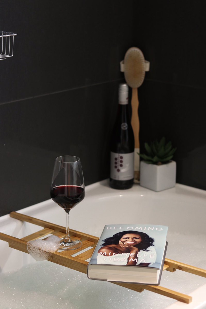 Now that's a way to spend Saturday night! How many are celebrating #ReadInTheBathtubDay? Weird holiday, if you ask us, but we also never say no to a celebration. Especially when it involves 🍷📖🛁. #WeekendMood #SaturdayNight #WineLover #MyWoodstar