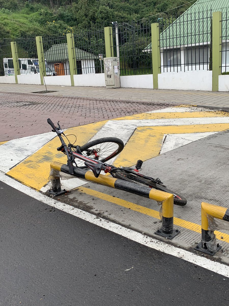 camilomonte's tweet photo. Así un mal diseño, la falta de voluntad de la @alcaldiapasto y @TransitoPasto y la pésima cultura ciudadana están causando estragos en el nuevo bicicarril de la UDENAR, y a los que soñamos con una ciudad digna y segura nos toco esperar que pasen estos 4 años. https://t.co/hewD1CO7f5