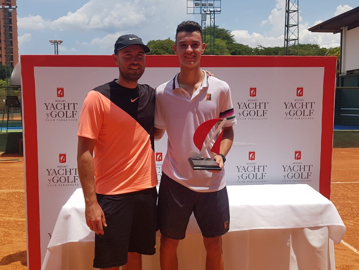 carlosgimeno01's tweet photo. Campeón ITF Junior J1 Lambare en Paraguay 🇵🇾. Gracias a todo mi equipo!! https://t.co/z1ienFBJbE