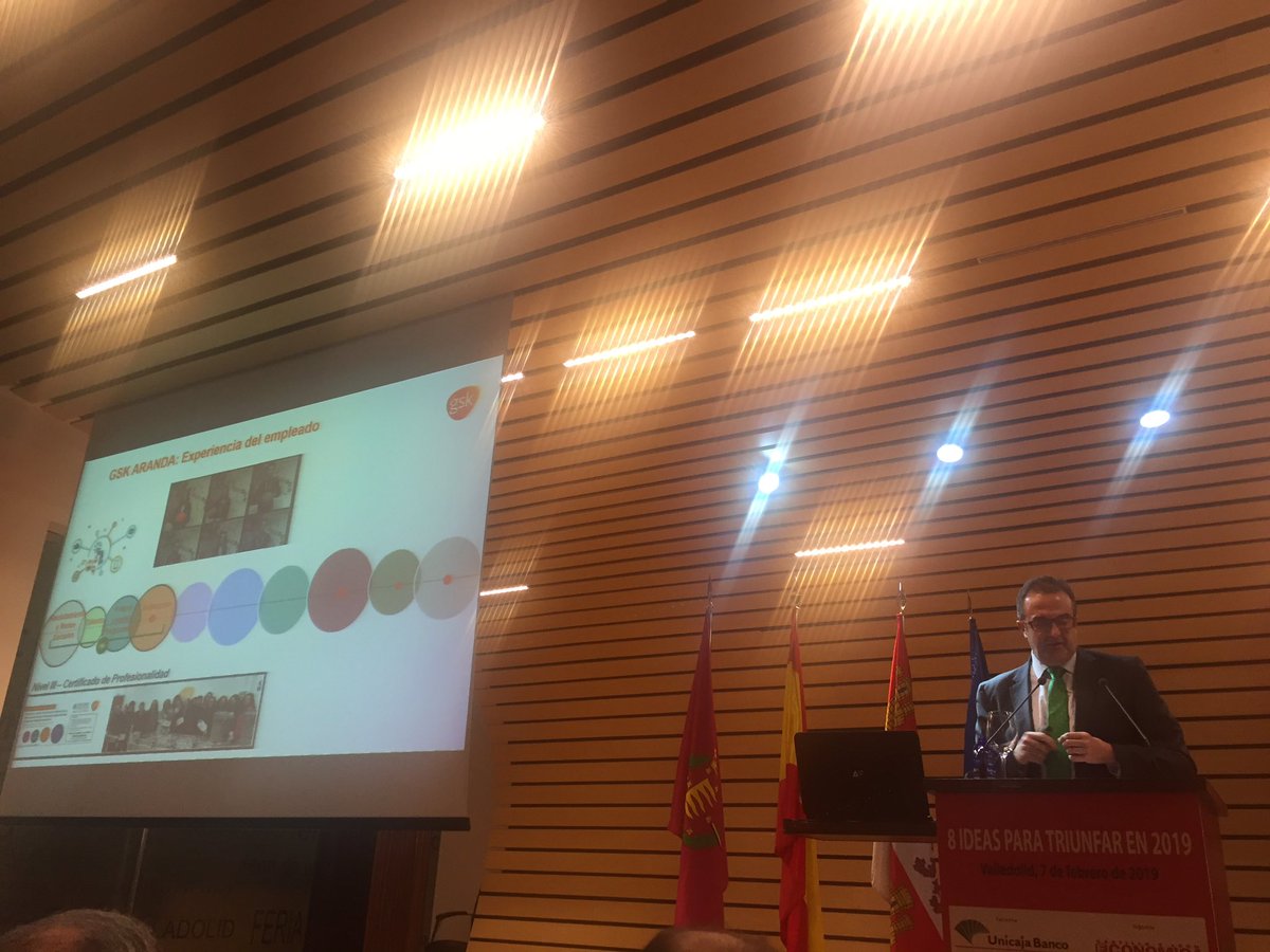 jpfd3z's tweet photo. Ismael De los Mozos nos cuenta la “experiencia vital” de las personas de @GSK_ES Aranda. Desde el reclutamiento hasta que los que empezaron siendo becarios y hoy están en el Comité de Dirección de la empresa. .@cyleconomica .@sothis #8ideascyl19 https://t.co/R7NRSRJdZx