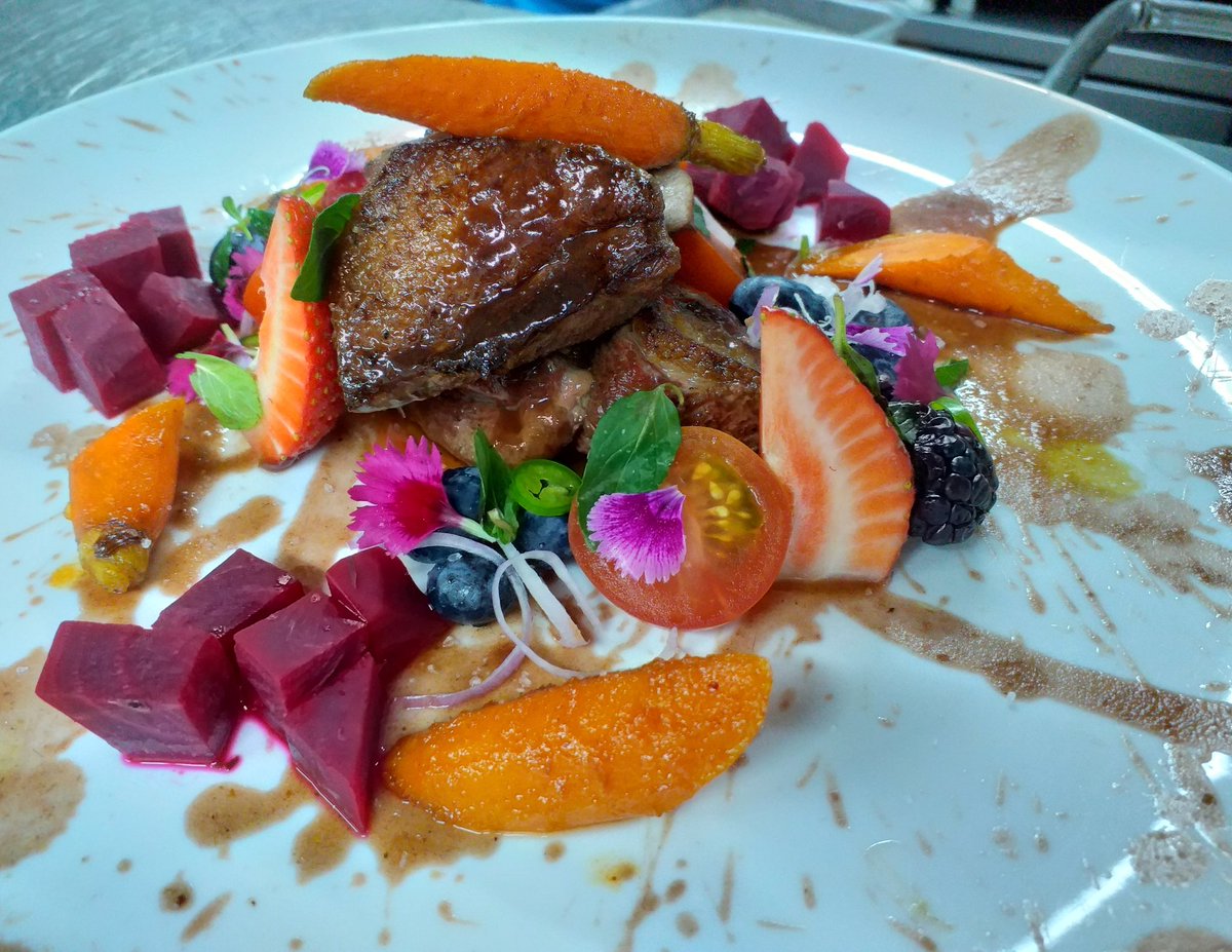 Magret de pato, salsa de tempranillo y frutos rojos <a href="/CCastellanoSate/">Castellano Satélite</a> <a href="/GrupoCastellano/">GrupoCastellano</a>