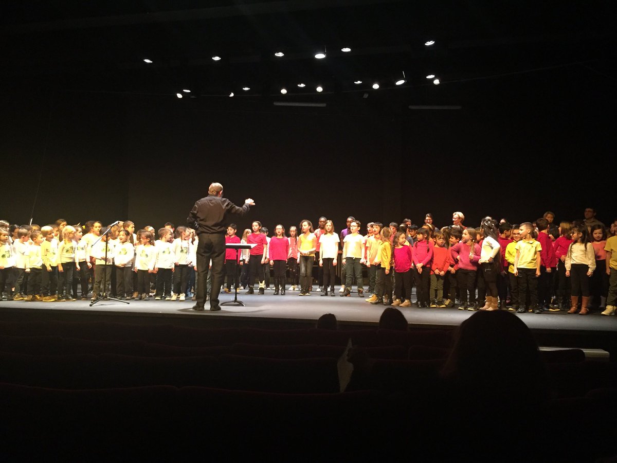 DSDEN_Aisne's tweet photo. En présence de l’IEN de Laon, les élèves des écoles D’application Macault et les classes CHAM présentent leur soirée du Conservatoire de Laon https://t.co/gBIoGxa7g0
