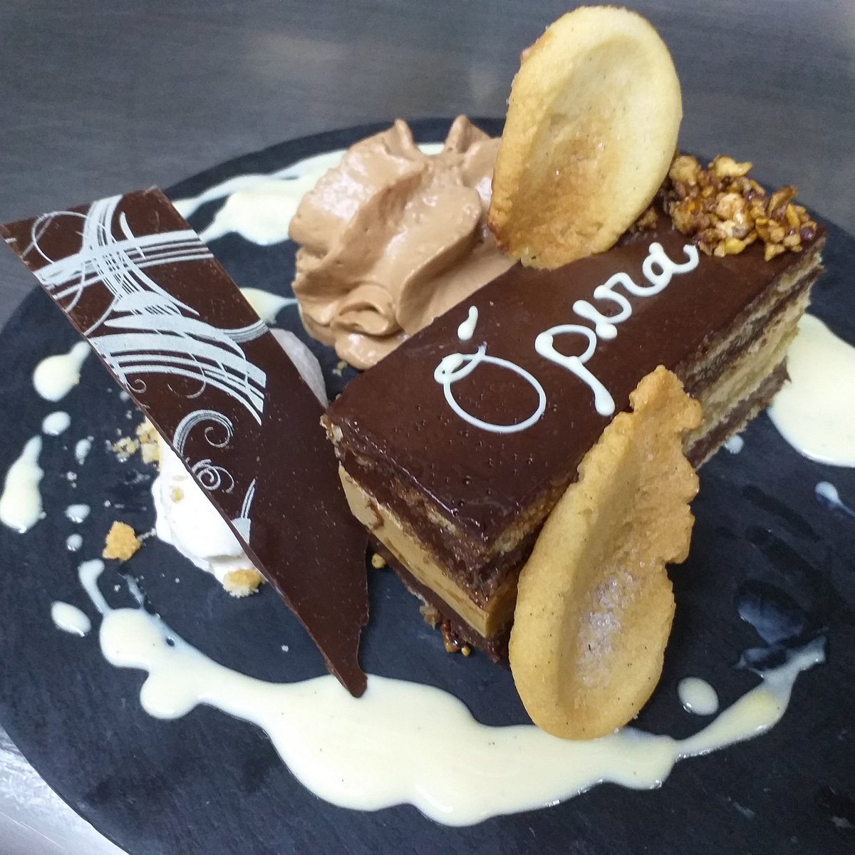 Pastel ópera, espuma de chocolate y café, crema de vainilla <a href="/CCastellanoSate/">Castellano Satélite</a> <a href="/GrupoCastellano/">GrupoCastellano</a>