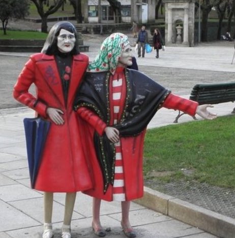 A todas las personas que vienen a Santiago a ponerle el paquete en la mano a la figura de Maruxa Fandiño me gustaría decirles algo: