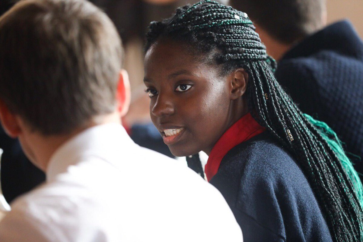 Qu'ils aient quitté l'école trop tôt, rencontrent des difficultés sociales, ou soient en perte de repères, tous les jeunes ont droit à une chance. C'est ce qu'ils trouvent ici à l'EPIDE de Velet : une structure et un accompagnement pour s'insérer dans le monde du travail.