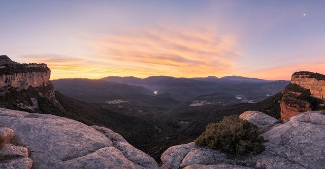 naphh's tweet photo. Epic winter #sunrise from the mighty cliffs of Tavertet, #osona, #catalunya.. What a mesmerising view! Even though i was hoping to have a sea of mist below, at least i've been rewarded for the early rise with a scenic sky :)
-
-
-
-
-
-
-
#nikond750 #nik… https://t.co/cHzWbsR7Kt https://t.co/mgRJP417XA